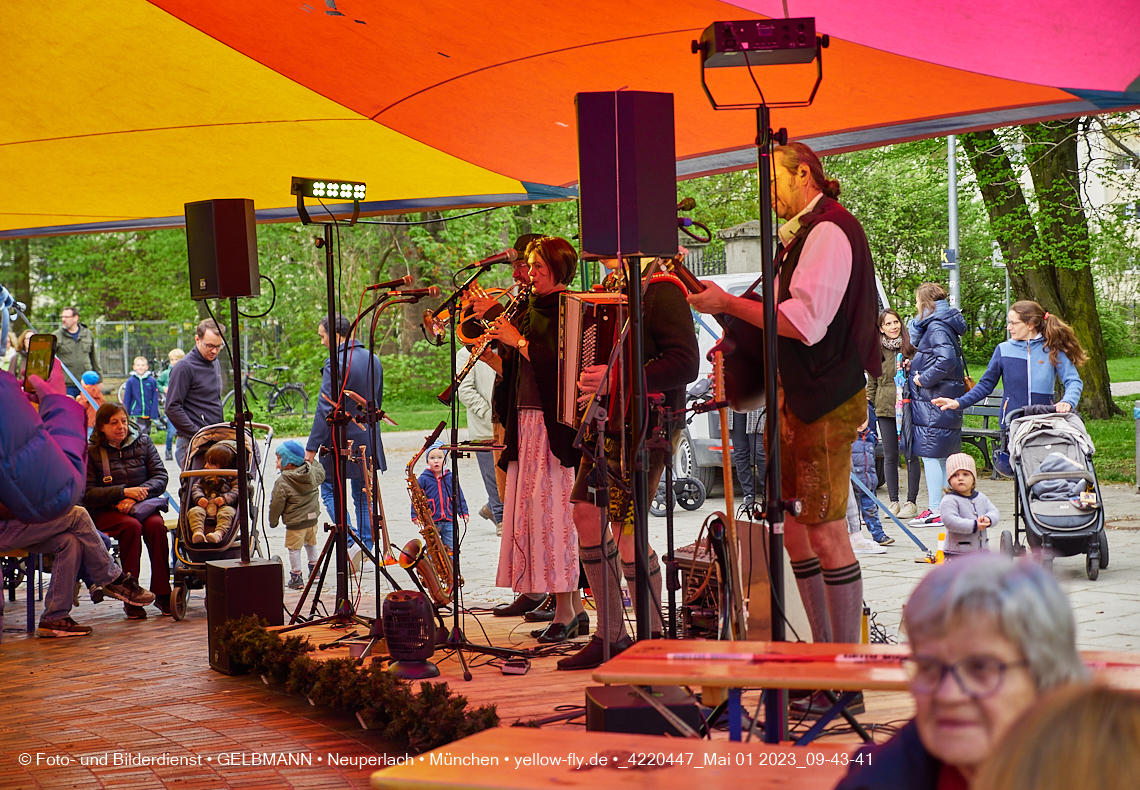 01.05.2023 - Maibaumaufstellung in Berg am Laim